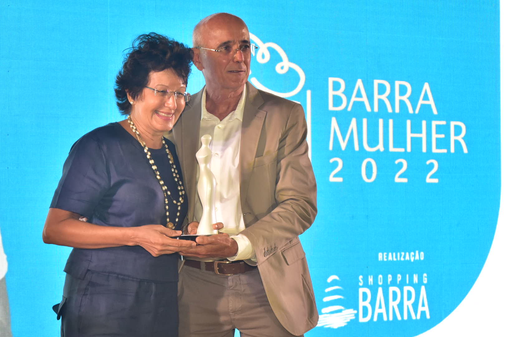 Dra. Jacy Andrade e Dr. Tarcísio Andrade recebem o prêmio Barra Mulher