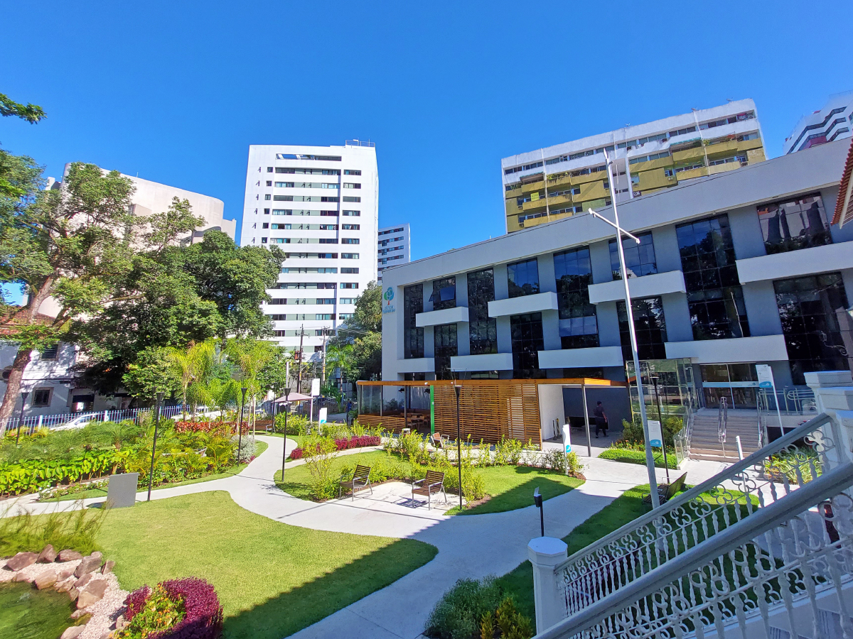 Visão panorâmica do jardim e prédio Clínica Florence Recife