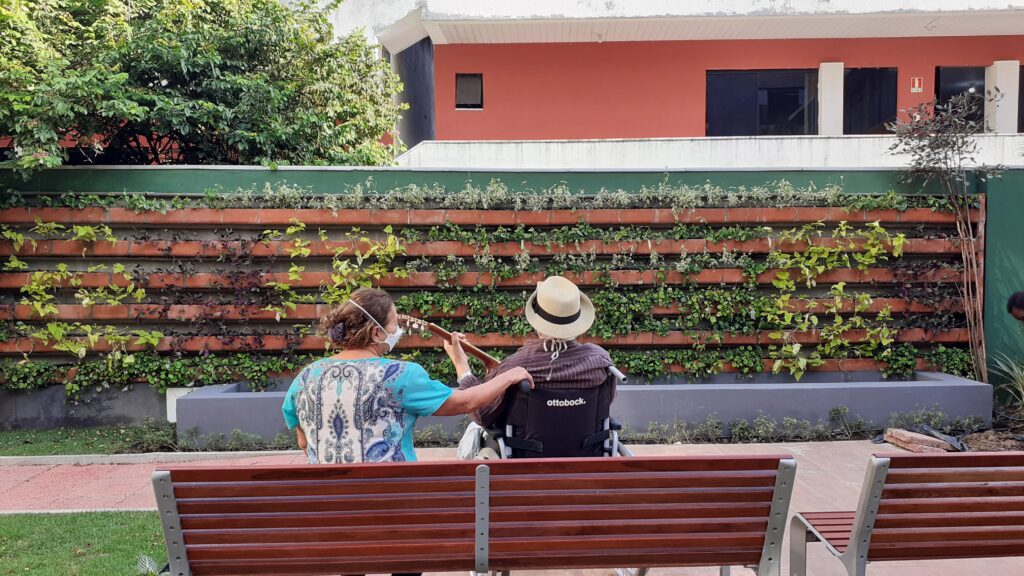 Paciente e familiar no Jardim da Unidade Salvador