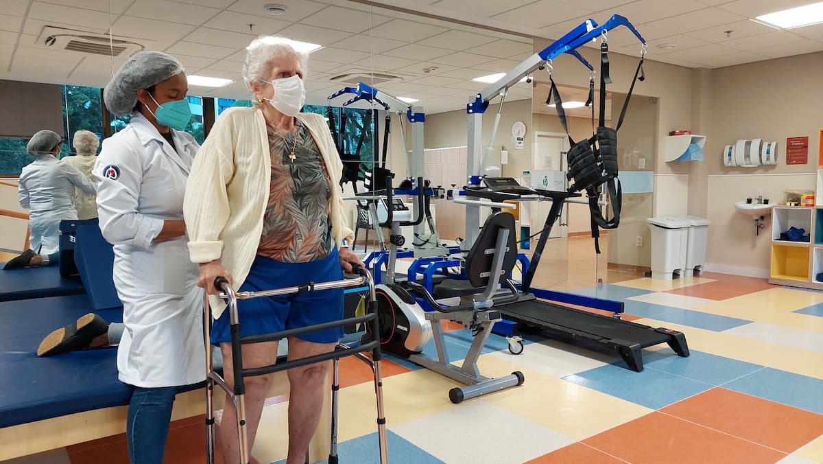 Paciente em Fortalecimento dos músculos em Reabilitação Pós Fratura de Quadril em Idosos na Clínica Florence