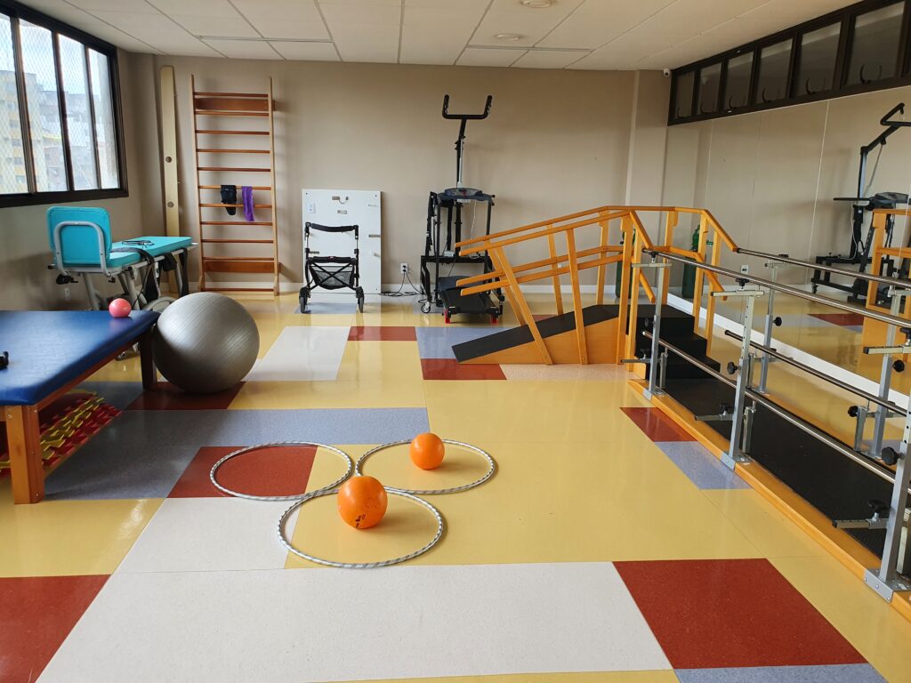 Sala de Reabilitação Intensiva equipada para tratamento Pós Lesão Medular na Clínica Florence