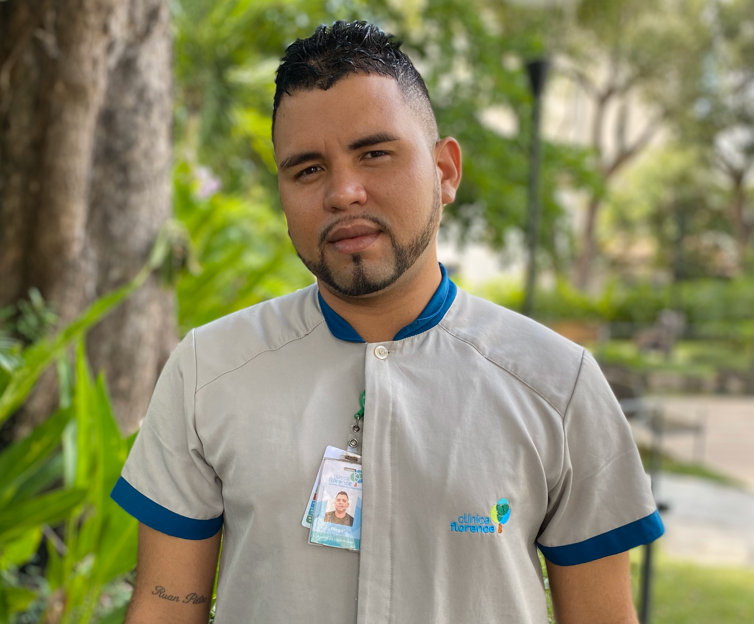 Diego Fernandes é agente de higienização hospitalar na Clínica Florence Unidade Recife
