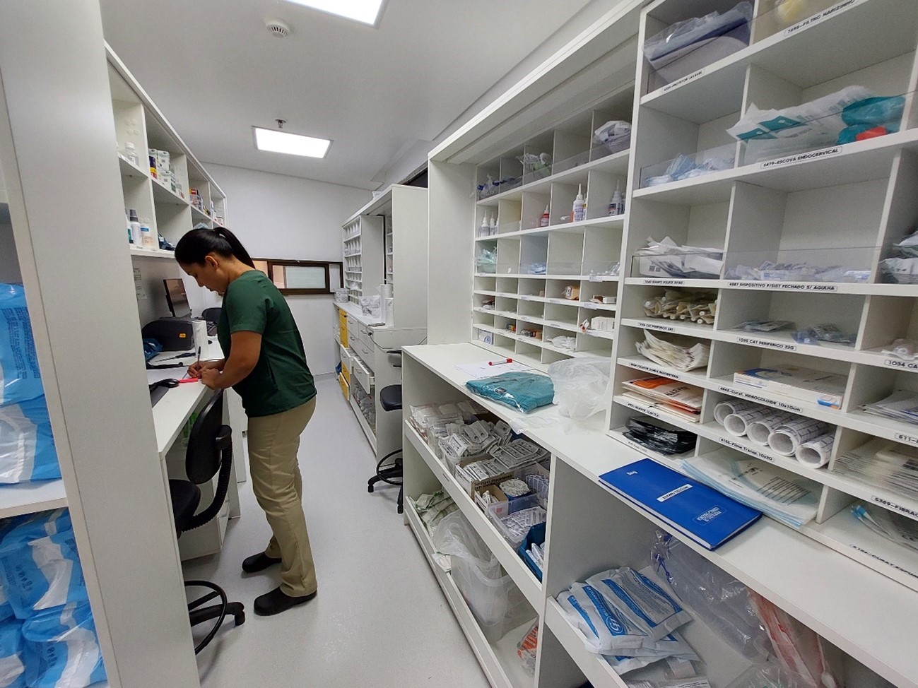 Farmacêutica na dispensação de medicamentos na Unidade Recife da Clínica Florence