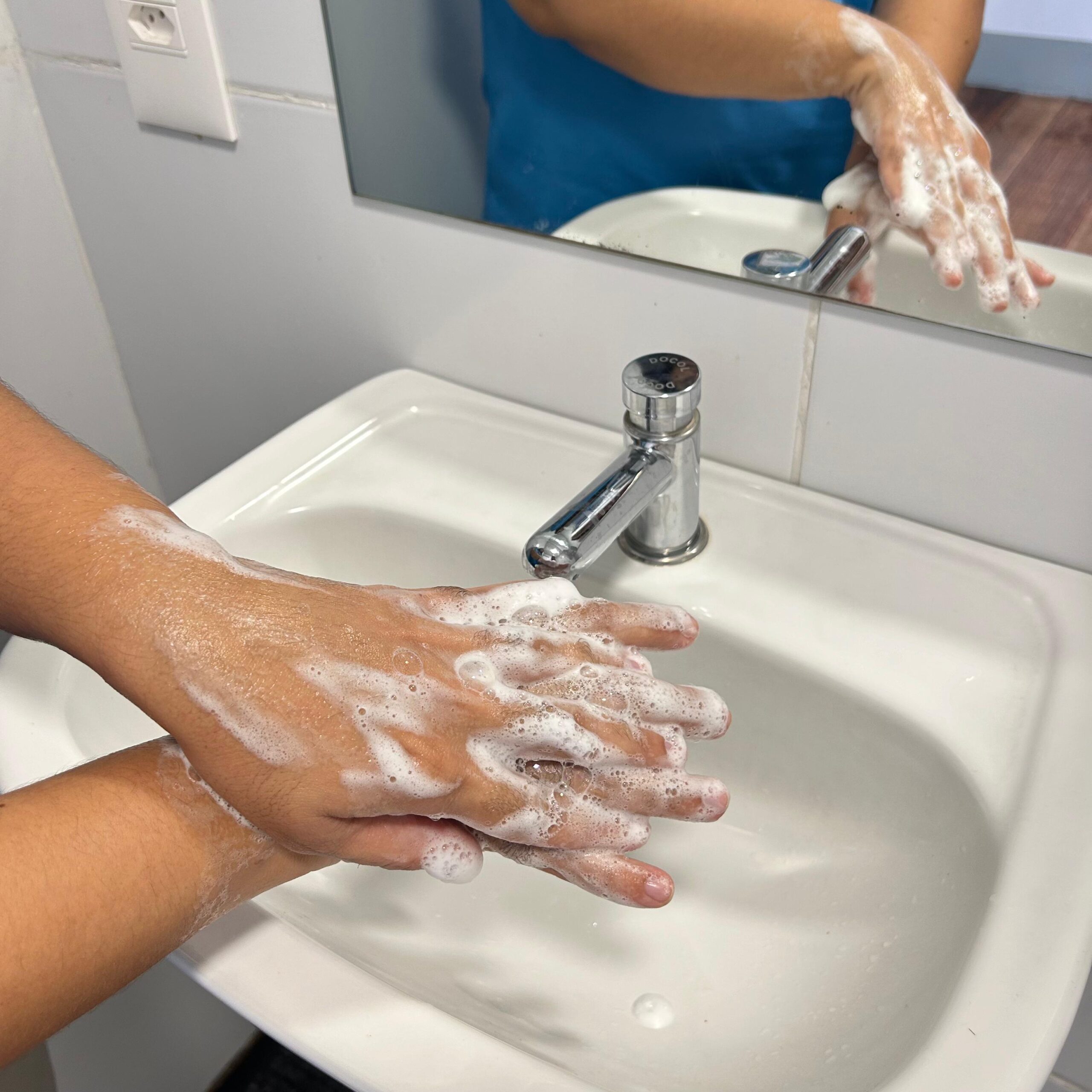 Lavar as mãos com água, sabão, além de fazer uso de álcool 70% são os principais mecanismos para manter as mãos limpas.