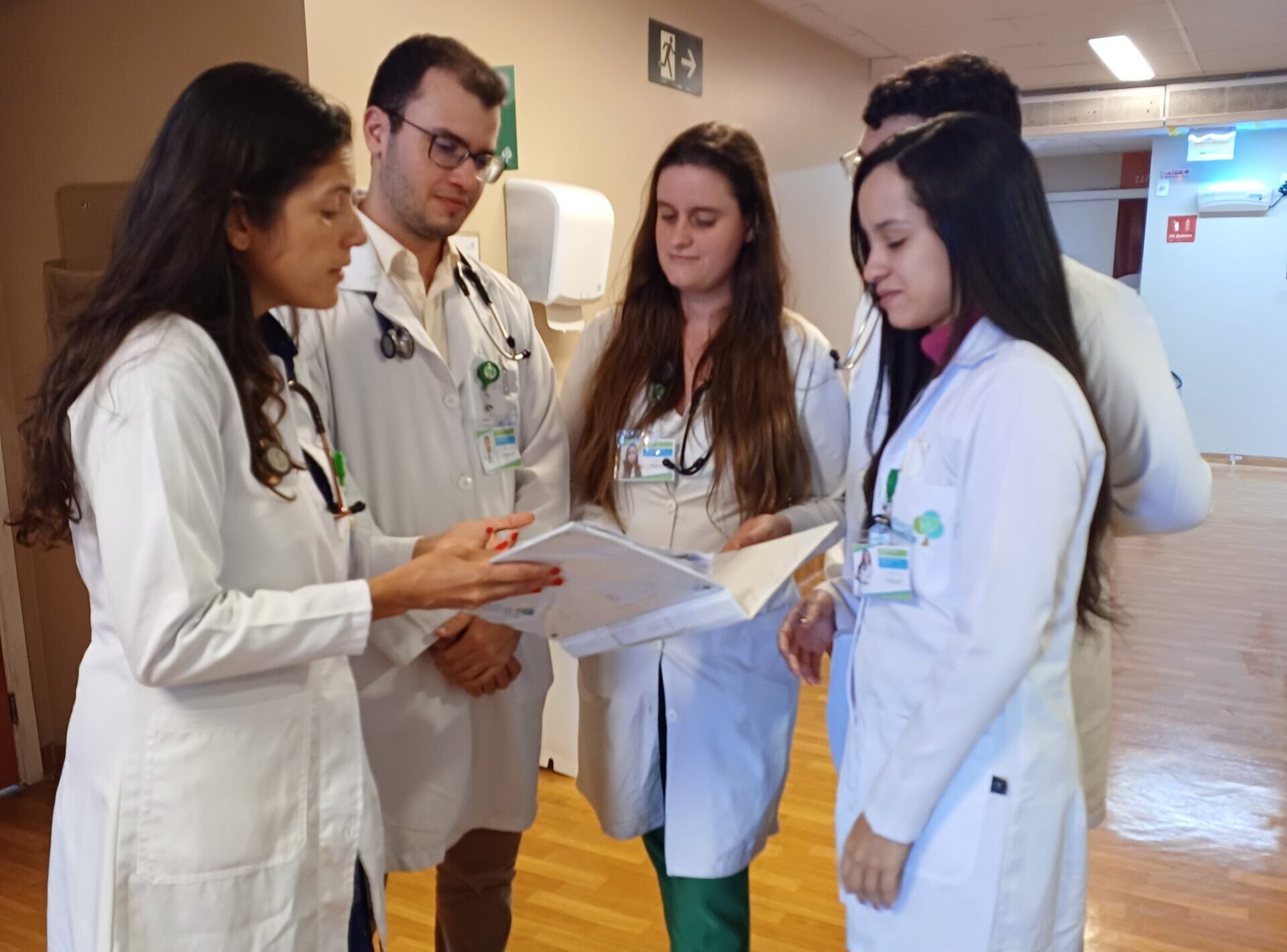 Grupo de médicos reunidos na Clínica Florence