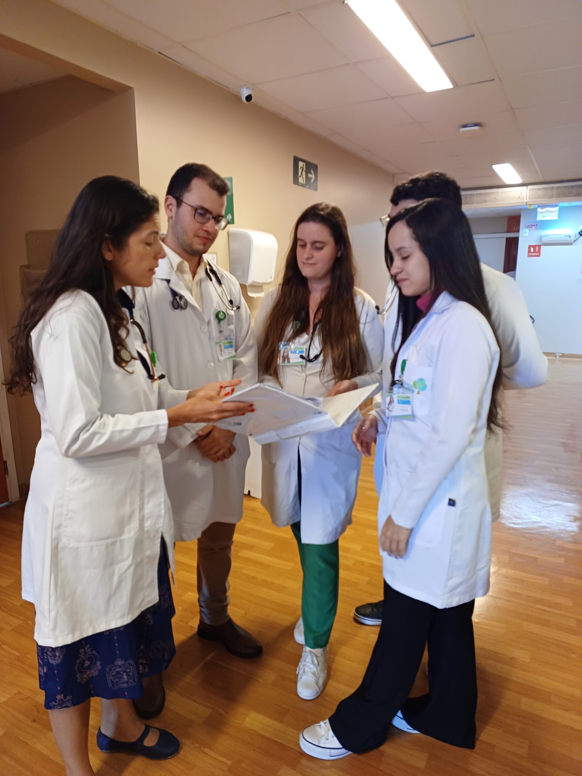 Equipe multidisciplinar da Florence em reunião clínica.
