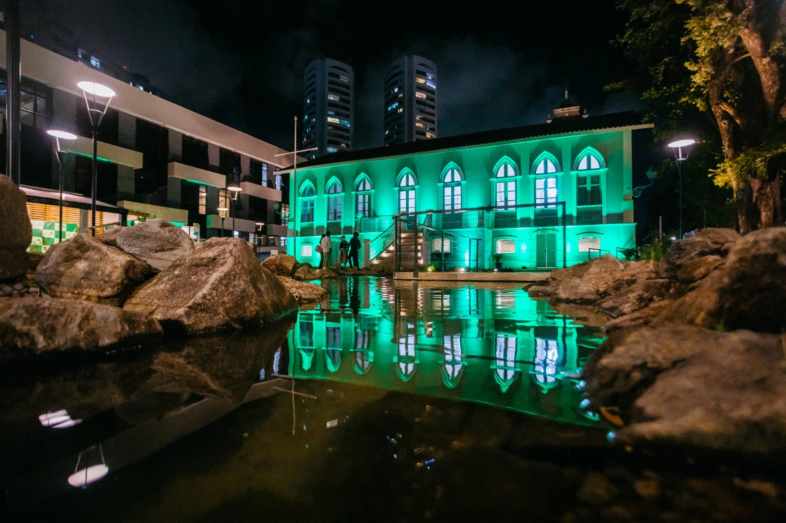 Fachada e jardim do casarão histórico que abriga a Florence Recife.