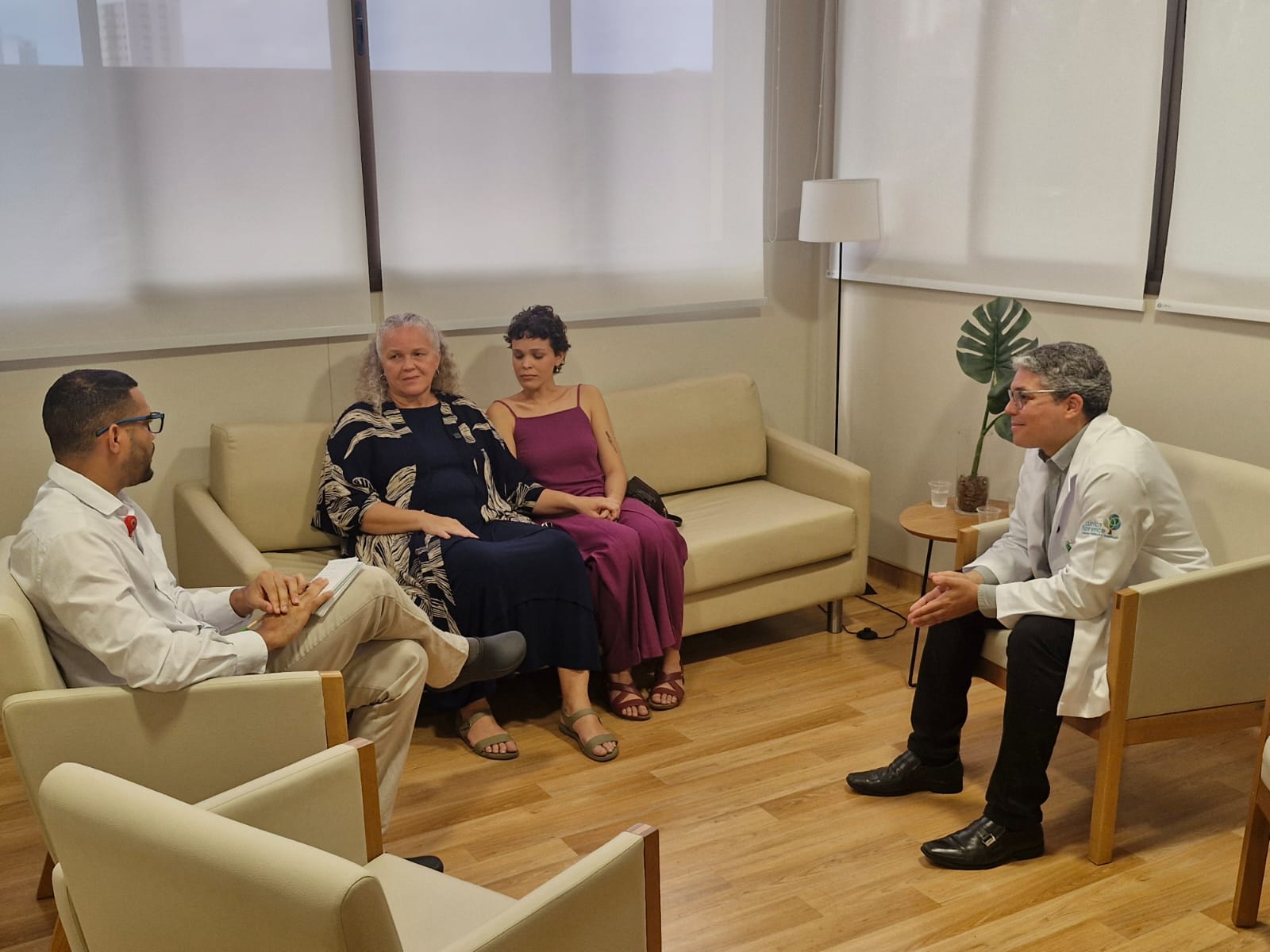 Reunião familiar com a equipe assistencial da Florence — decisões compartilhadas.